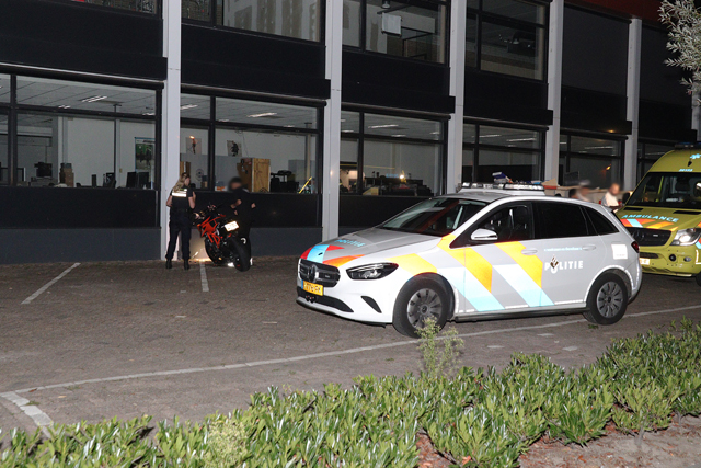 Motorrijder botst tegen bedrijfspand aan de Zanddonkweg Waalwijk