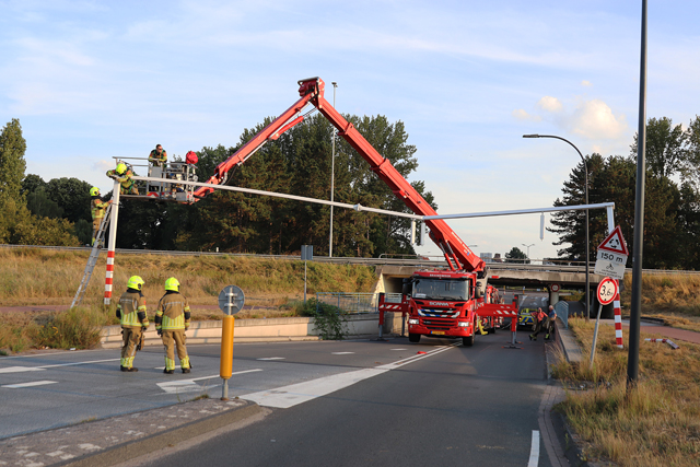 Vrachtwagen ramt waarschuwingsbalk bij berucht viaduct aan de Hertog Janstraat Waalwijk