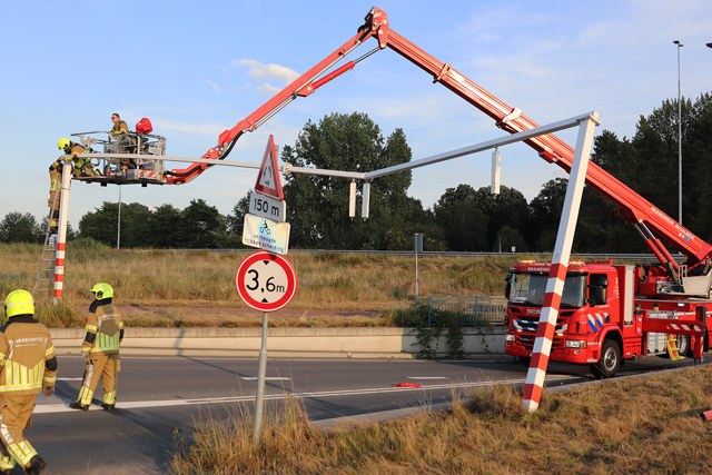 Vrachtwagen ramt waarschuwingsbalk bij berucht viaduct aan de Hertog Janstraat Waalwijk