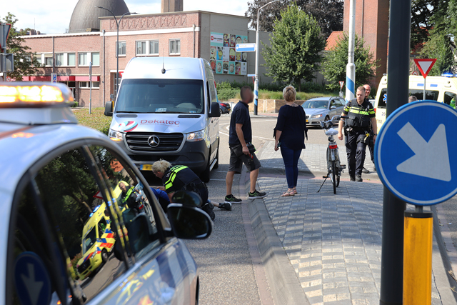Vrouw raakt gewond na aanrijding met bestelbus aan de Taxandriaweg Waalwijk