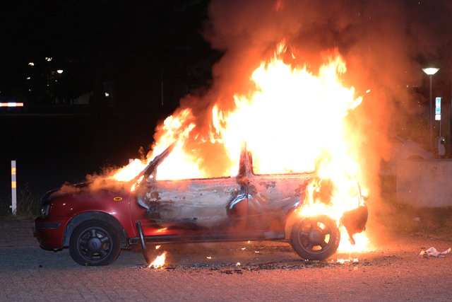 Auto staat in brand op terrein van jongerencentrum De Tavenu aan de Taxandriaweg Waalwijk