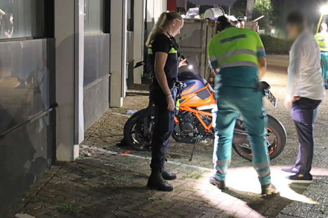 Motorrijder botst tegen bedrijfspand aan de Zanddonkweg Waalwijk