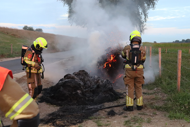 Hooibalen in brand aan de Zomerdijk Waalwijk