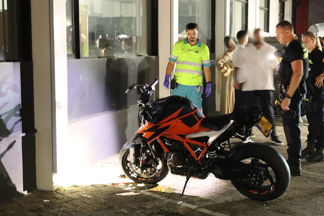Motorrijder botst tegen bedrijfspand aan de Zanddonkweg Waalwijk