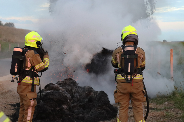 Hooibalen in brand aan de Zomerdijk Waalwijk