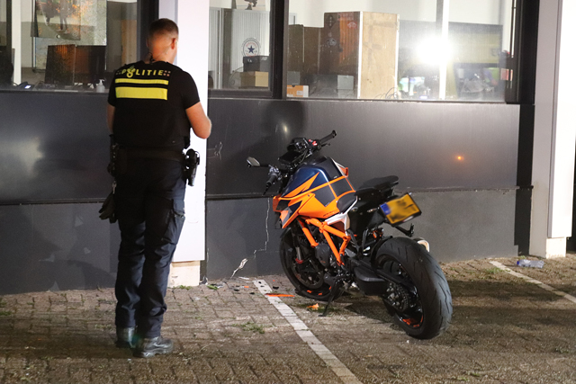 Motorrijder botst tegen bedrijfspand aan de Zanddonkweg Waalwijk
