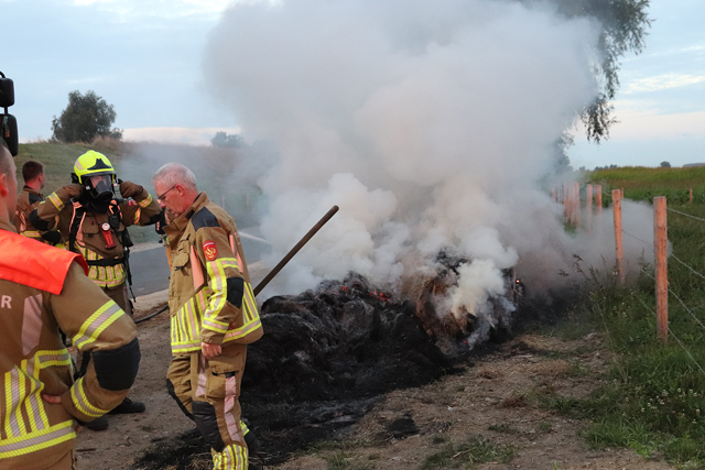 Hooibalen in brand aan de Zomerdijk Waalwijk