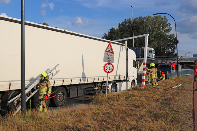 Vrachtwagen ramt waarschuwingsbalk bij berucht viaduct aan de Hertog Janstraat Waalwijk