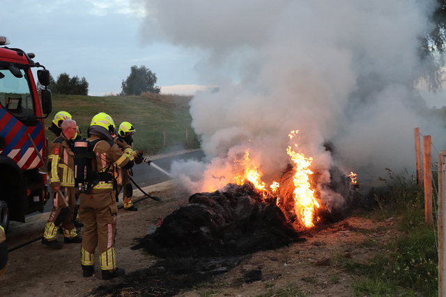 Hooibalen in brand aan de Zomerdijk Waalwijk