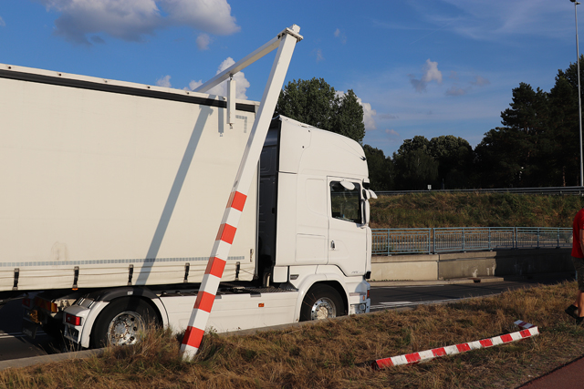 Vrachtwagen ramt waarschuwingsbalk bij berucht viaduct aan de Hertog Janstraat Waalwijk
