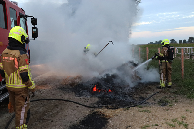Hooibalen in brand aan de Zomerdijk Waalwijk