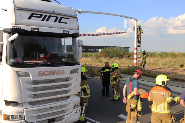 Vrachtwagen ramt waarschuwingsbalk bij berucht viaduct aan de Hertog Janstraat Waalwijk