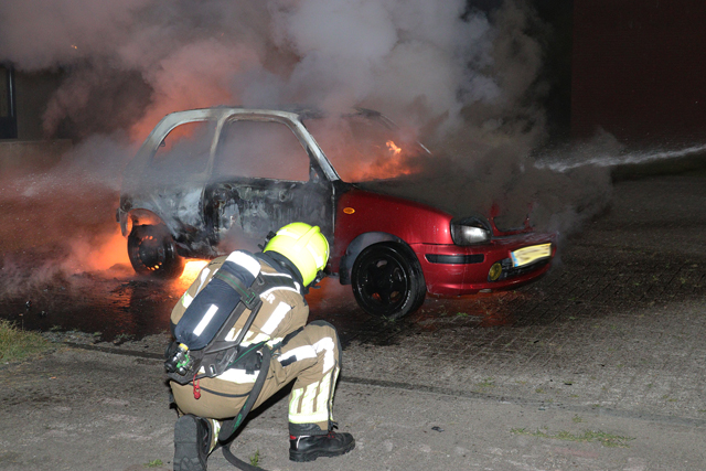 Auto staat in brand op terrein van jongerencentrum De Tavenu aan de Taxandriaweg Waalwijk