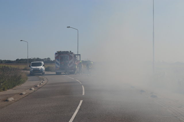 Veel rookontwikkeling bij buitenbrand aan de Weteringweg Waalwijk