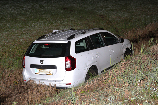 Auto belandt in de sloot langs de A59 (Maasroute) Waalwijk