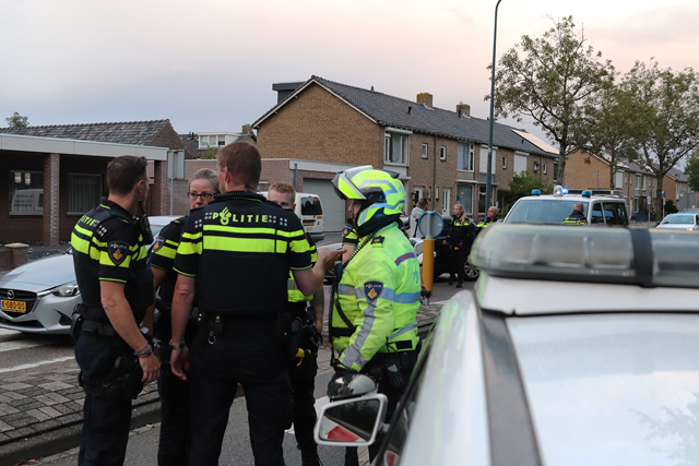 Politie houdt elf personen aan Groenewoudlaan Waalwijk