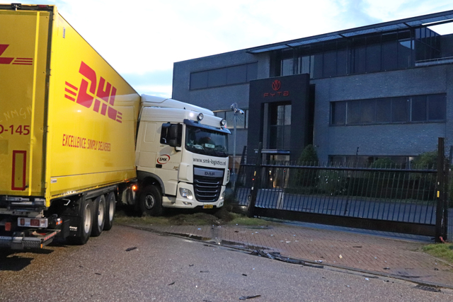 Flinke aanrijding tussen vrachtwagen en auto op kruising aan de Kleiweg Waalwijk