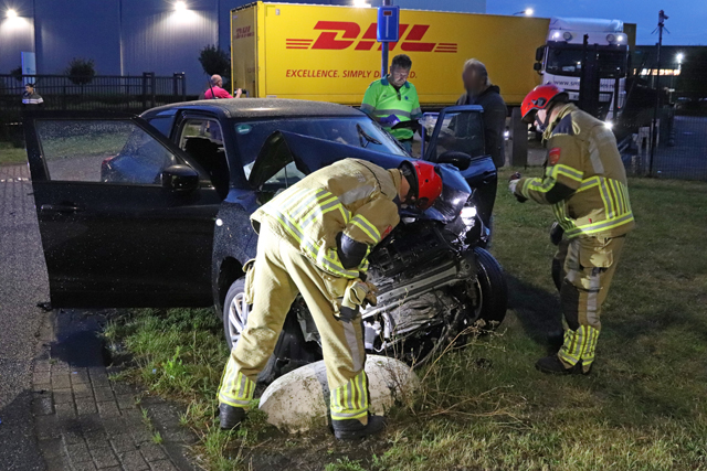 Flinke aanrijding tussen vrachtwagen en auto op kruising aan de Kleiweg Waalwijk