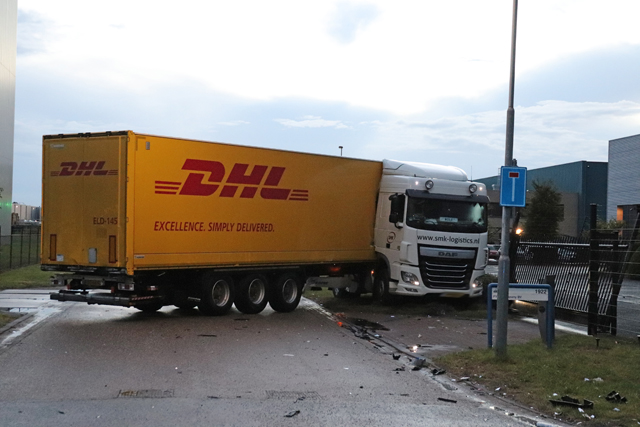 Flinke aanrijding tussen vrachtwagen en auto op kruising aan de Kleiweg Waalwijk