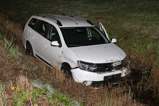 Auto belandt in de sloot langs de A59 (Maasroute) Waalwijk