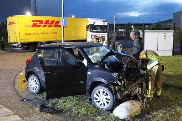 Flinke aanrijding tussen vrachtwagen en auto op kruising aan de Kleiweg Waalwijk