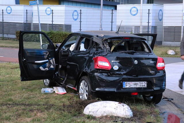 Flinke aanrijding tussen vrachtwagen en auto op kruising aan de Kleiweg Waalwijk