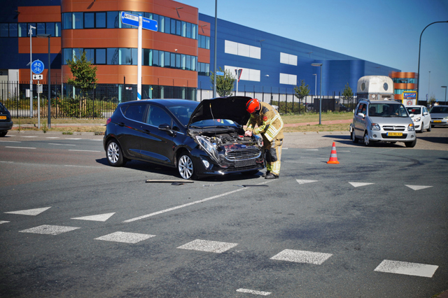 Bestelbus belandt in sloot na aanrijding aan de Pakketweg Waalwijk