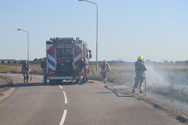Veel rookontwikkeling bij buitenbrand aan de Weteringweg Waalwijk