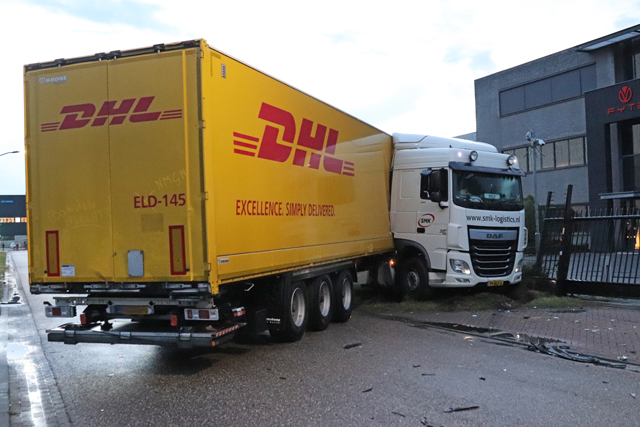Flinke aanrijding tussen vrachtwagen en auto op kruising aan de Kleiweg Waalwijk