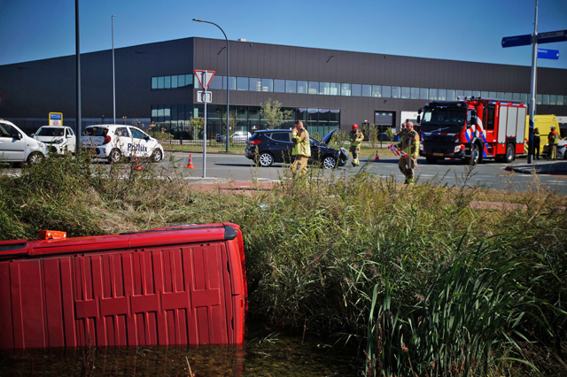 Bestelbus belandt in sloot na aanrijding aan de Pakketweg Waalwijk