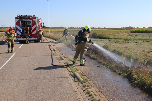 Veel rookontwikkeling bij buitenbrand aan de Weteringweg Waalwijk