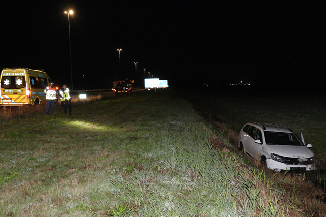 Auto belandt in de sloot langs de A59 (Maasroute) Waalwijk