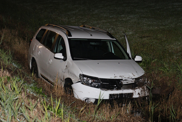 Auto belandt in de sloot langs de A59 (Maasroute) Waalwijk