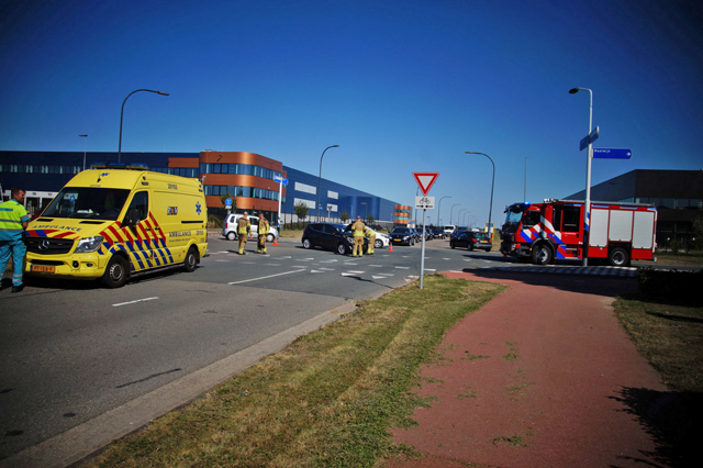 Bestelbus belandt in sloot na aanrijding aan de Pakketweg Waalwijk