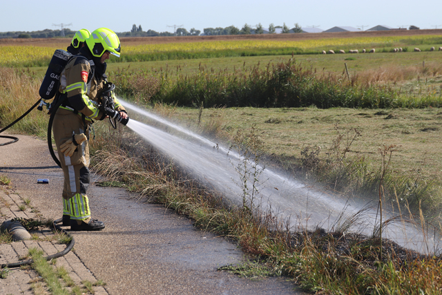 Veel rookontwikkeling bij buitenbrand aan de Weteringweg Waalwijk