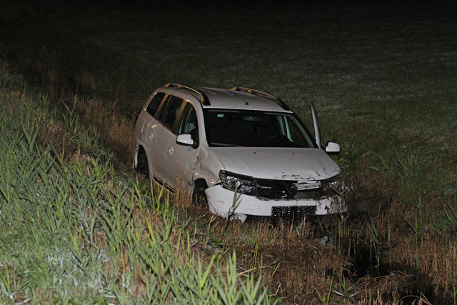 Auto belandt in de sloot langs de A59 (Maasroute) Waalwijk