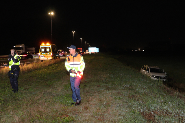 Auto belandt in de sloot langs de A59 (Maasroute) Waalwijk
