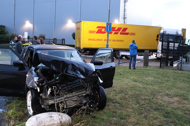 Flinke aanrijding tussen vrachtwagen en auto op kruising aan de Kleiweg Waalwijk