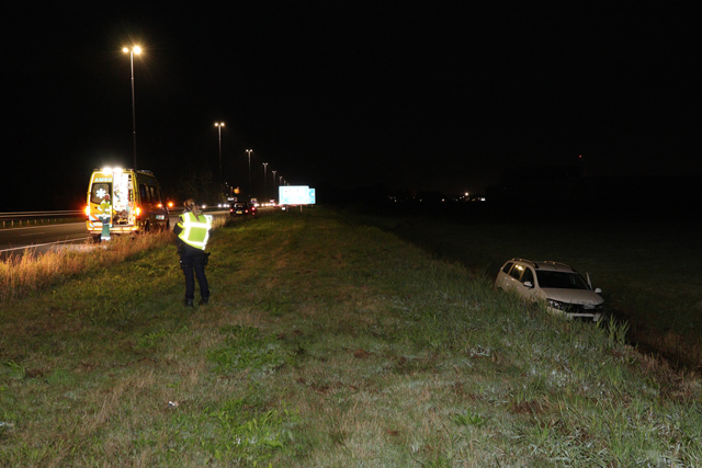 Auto belandt in de sloot langs de A59 (Maasroute) Waalwijk