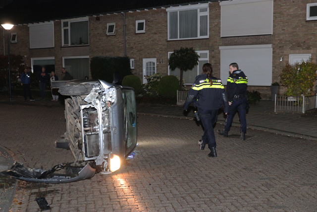 Auto belandt op zijn kant aan de Coubertinlaan Waalwijk