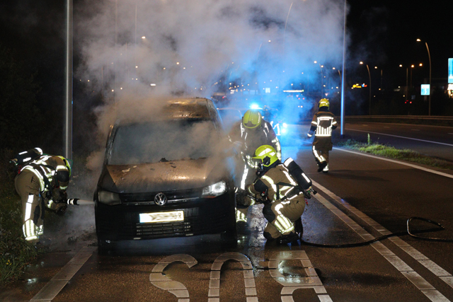 Volkswagen Caddy brandt uit op de Midden-Brabantweg Waalwijk