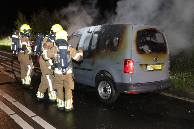 Volkswagen Caddy brandt uit op de Midden-Brabantweg Waalwijk