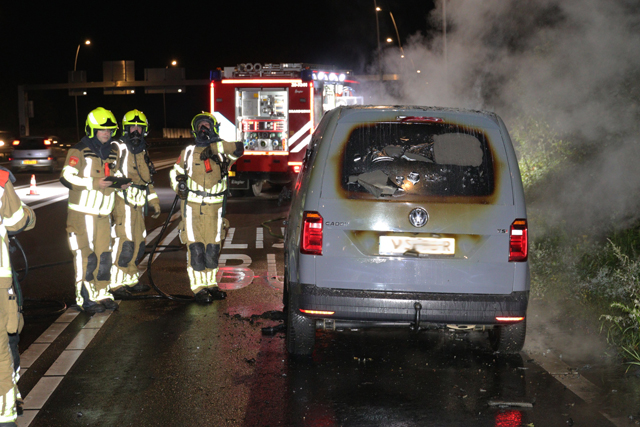 Volkswagen Caddy brandt uit op de Midden-Brabantweg Waalwijk
