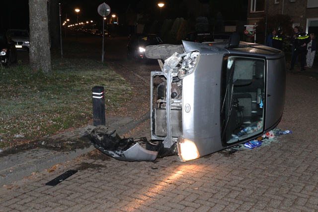 Auto belandt op zijn kant aan de Coubertinlaan Waalwijk