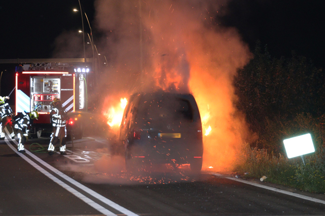 Volkswagen Caddy brandt uit op de Midden-Brabantweg Waalwijk