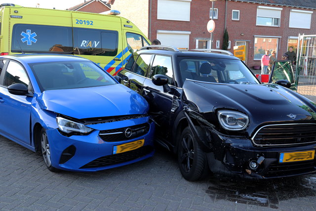 Twee auto’s botsen op elkaar op kruising aan de Berckenrodelaan Waalwijk