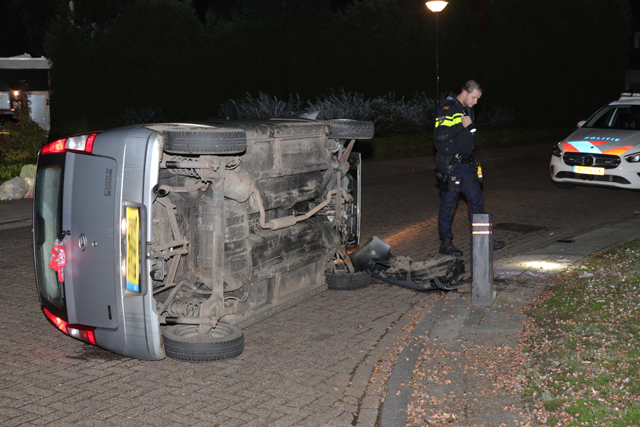 Auto belandt op zijn kant aan de Coubertinlaan Waalwijk