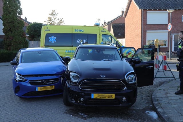 Twee auto’s botsen op elkaar op kruising aan de Berckenrodelaan Waalwijk