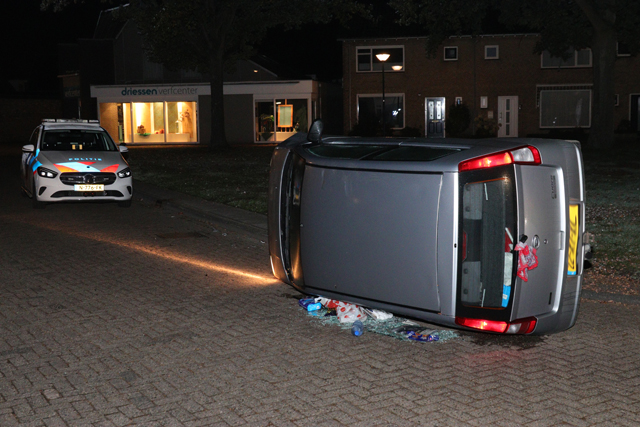Auto belandt op zijn kant aan de Coubertinlaan Waalwijk