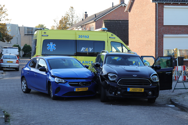 Twee auto’s botsen op elkaar op kruising aan de Berckenrodelaan Waalwijk